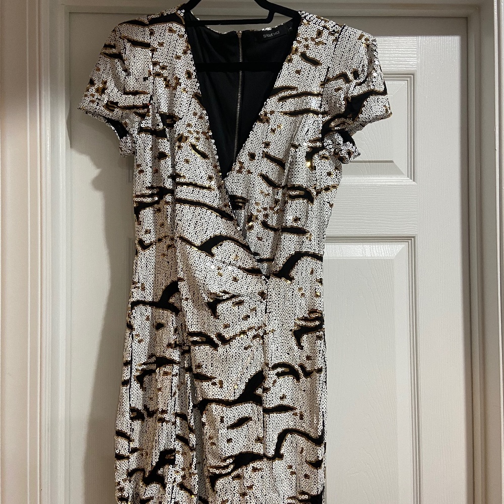 Fitting Black/White/Gold Sequence Dress